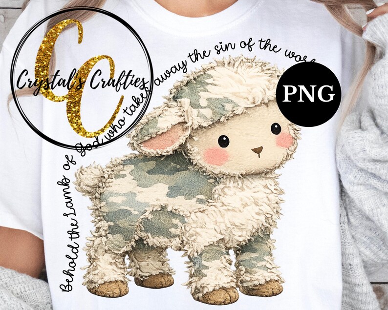 Puede incluir: Camiseta blanca con un cordero de dibujos animados con un patr&oacute;n de camuflaje. El cordero tiene mejillas y orejas rosas. El texto alrededor del cordero dice: "He aqu&iacute; el Cordero de Dios que quita el pecado del mundo". Un logotipo dorado con purpurina est&aacute; en la parte superior izquierda.