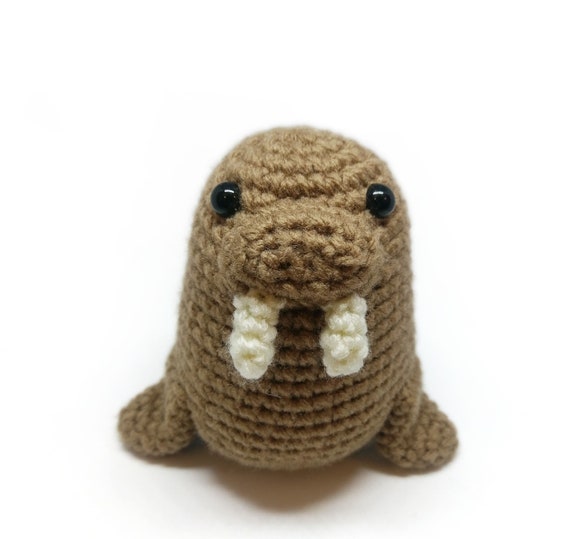 パターン: かぎ針編みのあみぐるみ かわいい茶色のセイウチアザラシの