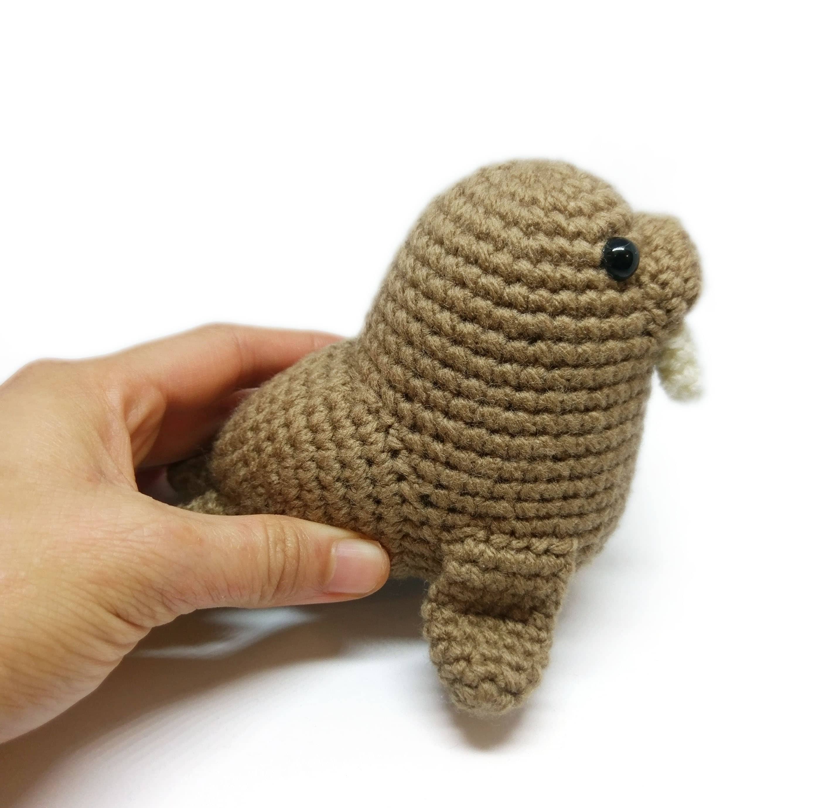 パターン: かぎ針編みのあみぐるみ かわいい茶色のセイウチ