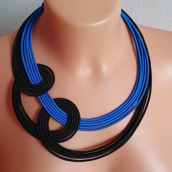 Declaración collar textil, collar de hebra de tela, collar grueso, collar negro azul, gargantilla africana, collar azul africano, collar de cuerda