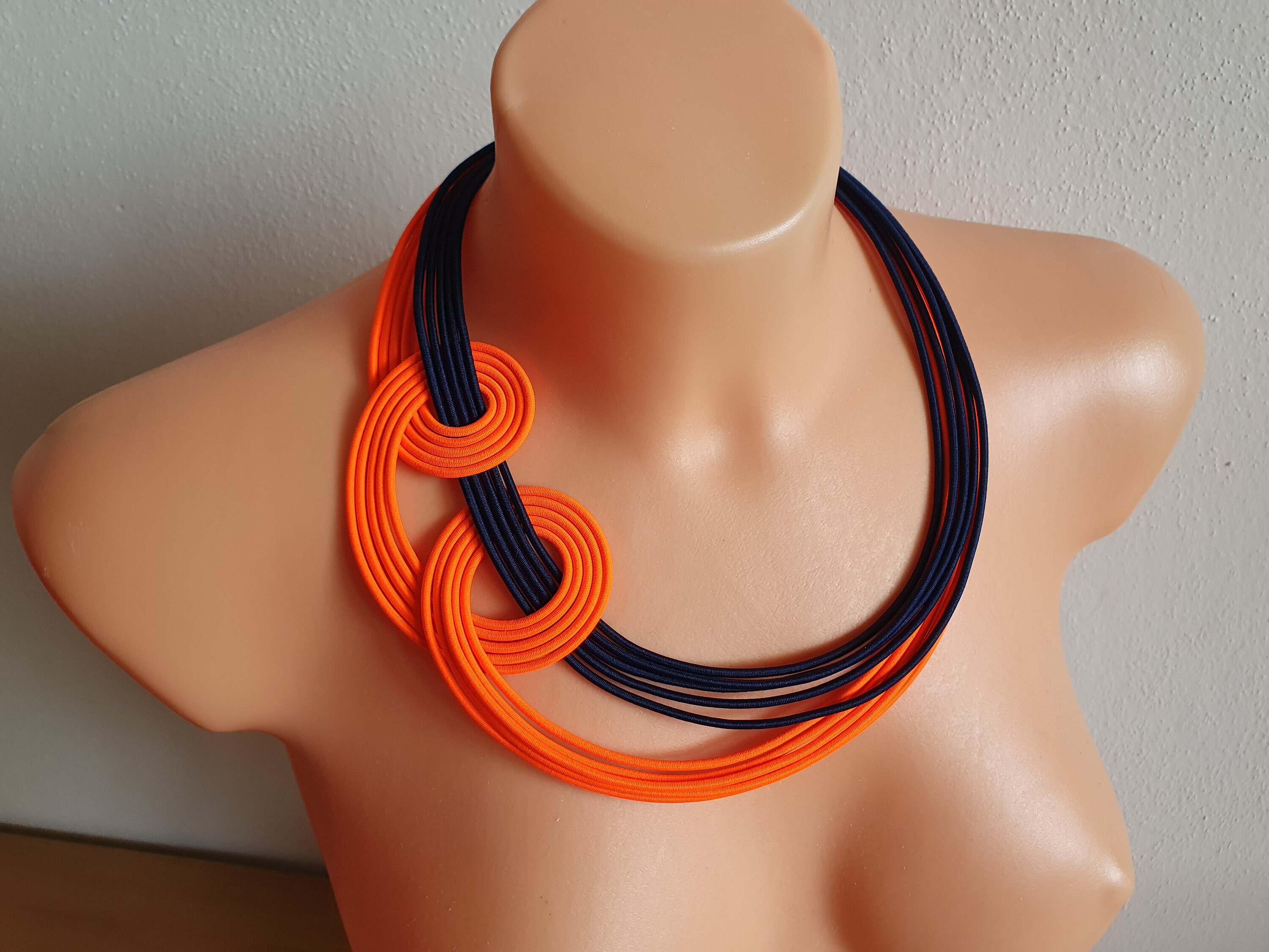 Collier Bavoir Assorti – Couleur Orange Vif Et Tonale – Parfait Pour Un Look Moderne Et Fun