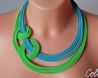 Collana multistrato, collana in filo verde neon e turchese, collana audace colorata, collana tribale, collana verde chunky, collana Bib,