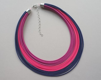 Collana tessile fucsia, collana multistrand fucsia, collana africana a strati, collana audace, collana con bavaglino rosa blu, collana etnica tribale