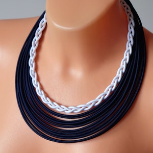 Handgemachte Halskette Blau Lätzchen: klobige geschichtete Textilkordel Statement Schmuck