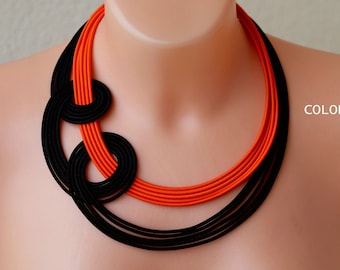 Collier orange et noeud noir, collier noué unique, collier de corde coloré, collier noir statement, collier orange tendance Colorika