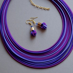 Colar e brincos em camadas violeta-roxo: conjunto de joias étnicas de corda