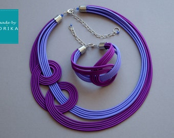 Ensemble collier et bracelet en textile noué violet, collier tendance violet, collier plastron, collier délicat, tour de cou multirangs