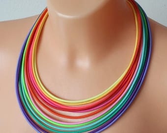 Regenboog ketting, multi strand ketting, regenboog sieraden, tribal ketting, kleurrijke sieraden, statement ketting, LGBT ketting, LGBT trots