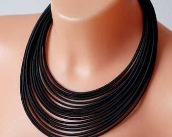 Collar de declaración negro, collar audaz, collar de cuerda, collar negro, joyería negra, collar de hilo textil, collar de babero, collar africano