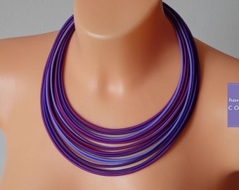 Collier tendance en textile violet : bijoux multirangs en tissu violet