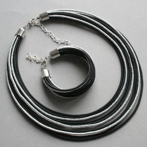 テキスタイルブラックジュエリー、マルチストランドブラックネックレス、トライバルブラックネックレス、カラージュエリー、ミニマリストネックレス、ブラックコードネックレス