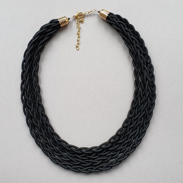 Collar de cuerda negra trenzada: una joya de fantasía llamativa