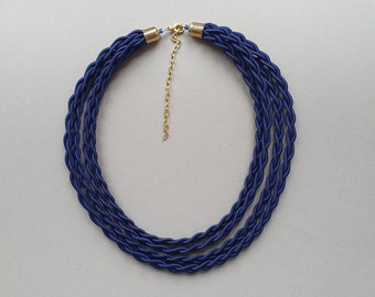Collar de cuerda trenzada con diseño llamativo: tela azul, diseño anudado