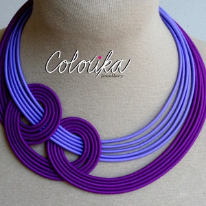 Gedurfde paarse ketting, meerstrengige ketting, ketting van kleurrijke stoffen, geknoopte paarse ketting, statement violette ketting, slabbetje