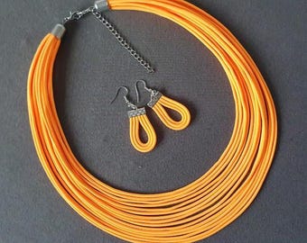 Handgemachte Textilhalskette, Neon Orange Halskette, Buntes Schmuckset, Halskette und Ohrringe