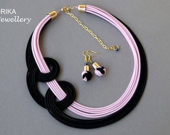 Set di gioielli con corde, gioielli rosa e neri, collana rosa pastello, orecchini con collana annodata, collana con filo di corda, collana nera audace, gioielli audaci