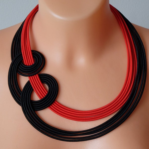 Collier tendance, collier rouge, collier noir, collier tribal, collier africain, collier plastron, collier audacieux, collier en tissu