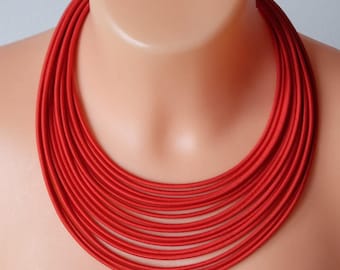 Collar textil rojo de múltiples hebras: joyería tribal minimalista