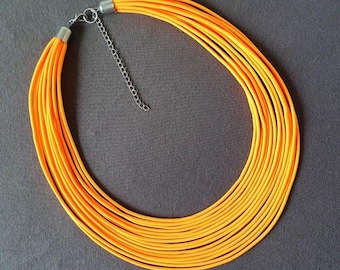 Collar babero textil naranja neón, collar africano de tela llamativo, collar único de varias capas, collar minimalista atrevido y moderno hecho a mano.