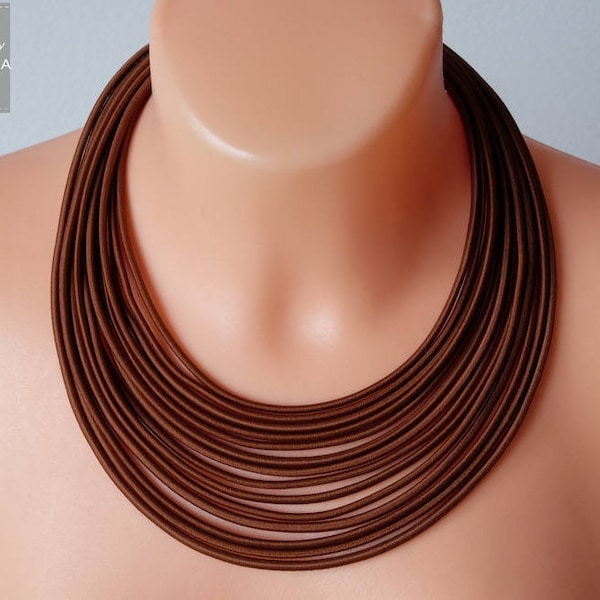 Collar de varias hebras de tela marrón: joyería tribal de tela