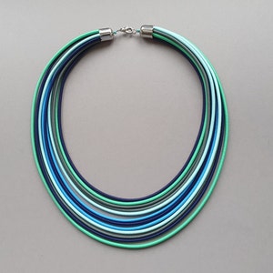 Bunte Halskette, Strang-Halskette, Layered-Halskette, Stoff-Halskette, Afrikanische Halskette, Statement-Halskette, Multi-Strang-Halskette