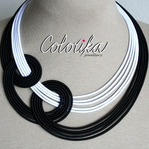 Geknoopte zwart-witte ketting, modieuze ketting, zwart-witte ketting, ketting met zwarte koorden, gedurfde kleurrijke ketting, geknoopte ketting