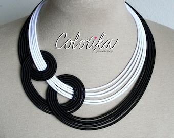 Collana annodata in bianco e nero, collana di filo di moda, collana in bianco nero, collana corde nere, collana colorata audace, collana annodita