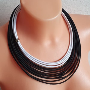 Schwarz und Weiss Statement Kette: Mehrlagiger Stoff, Tribal Style