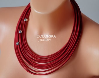 Collana dichiarazione rossa, collana rosso scuro, collana pettorale tribale, collana filo rosso, collana etnica, gioielli multi strand, collana africana