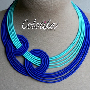 Collier bleu noué, collier bleu audacieux, collier tribal, collier multirangs, collier turquoise, collier bleu noeud, bijoux bleus