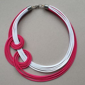 Collier rose et blanc, collier noué Statement, collier bib strand, collier tribal africain, collier Bold, collier Multistrand