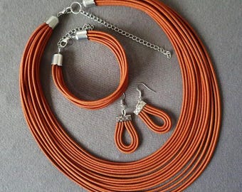 Braune Statement-Schmuckset, handgefertigte geschichtete Bib-Halskette, Einzigartige Stammes-Textilhalskette für Frauen, minimalistisches buntes Schmuckset