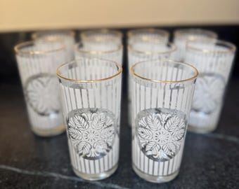 Juego vintage de 8 vasos altos blancos con rayas florales y borde dorado, de 15 cm (6 pulgadas).