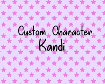Może przedstawiać: Jasnoróżowe tło z powtarzającym się wzorem różowych gwiazdek. Tekst "Custom Character Kandi" jest napisany czarnym kursywą.