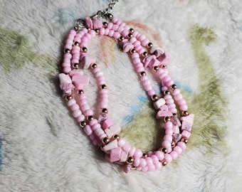 chaîne ventrale rose pastel et or