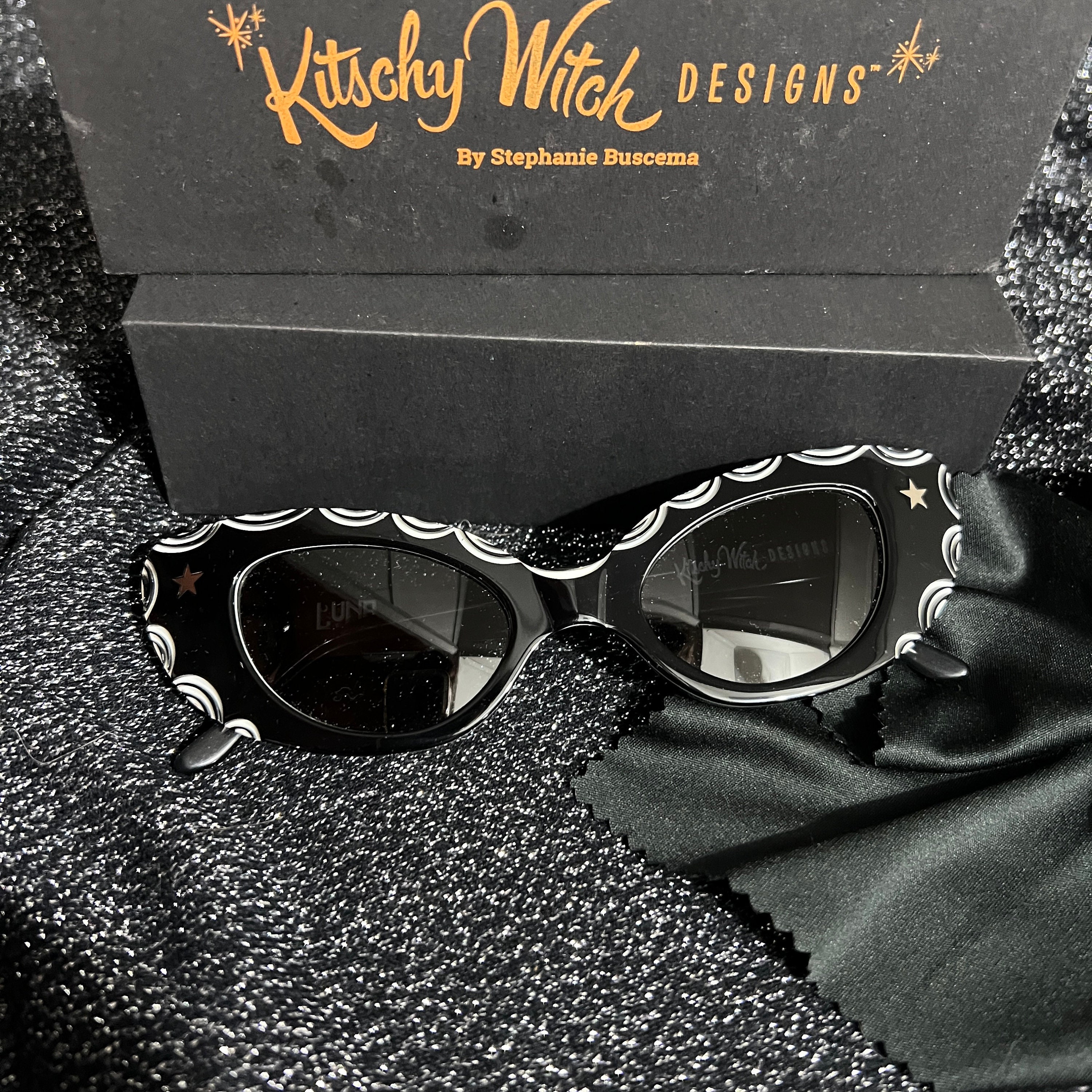 Kitschy Witch Black & White Carved Sunglasses: Limited  display picture 3