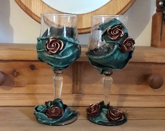 2x Decorative Green & Gold Wine Glasses, Red Rose Gothic Wine Goblets, Pair of Wine Glasses gift for Couple