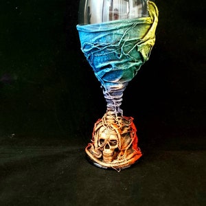 Bicchiere da vino gotico pastello decorativo arcobaleno con teschi, bicchiere giorno dei morti, bicchiere da vino Pride