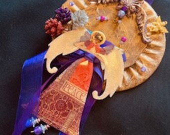 Ángel Púrpura de Estaño Alterado hecho a mano de estaño de metal vintage, roto, pintado, lijado y adornado.