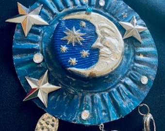 Altered Tin Moon & Stars è realizzato a mano in latta di metallo vintage, fracassato, dipinto, levigato e impreziosito.