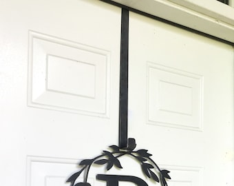 Colgador para puerta de entrada - Soporte para corona de metal con monograma personalizado (corona no incluida) - El mejor regalo de bodas - Arte mural