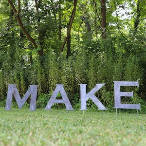 Letras de metal crudo para decoración de césped - Estaca de jardín con nombre familiar - Marcador de bienvenida para boda - Decoración de exterior - Decoración para fiestas - Envío gratuito