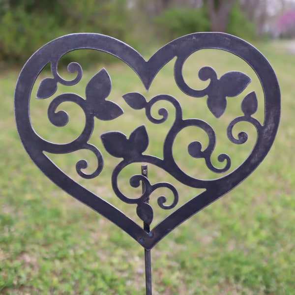 Estaca de jardim em metal com formato de coração e espirais