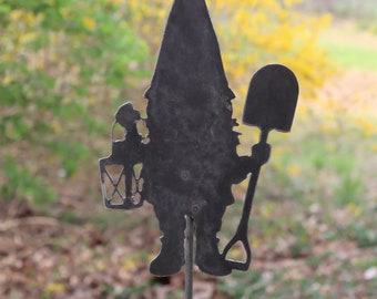 Expédié en 2 jours | Metal Gnome Garden Stake - Décor de jardinage en acier - Fantasy Yard Art Marker - Envoie gratuit