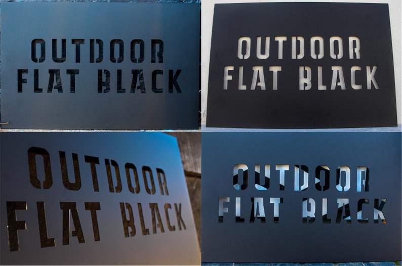 Op de afbeelding: Vier metalen borden met de tekst "OUTDOOR FLAT BLACK" uitgesneden in een sjabloonstijl. De borden zijn geschilderd in verschillende tinten blauw en grijs.