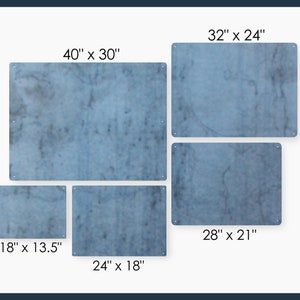 K&ouml;nnte beinhalten: F&uuml;nf verschiedene Gr&ouml;&szlig;en von blauen, strukturierten Wandpaneelen aus Metall. Die Paneele sind in einem Raster angeordnet, wobei das gr&ouml;&szlig;te Paneel oben und das kleinste unten ist. Die Paneele haben alle die gleiche Farbe und Textur, aber unterschiedliche Gr&ouml;&szlig;en. Die Gr&ouml;&szlig;en der Paneele sind 40 Zoll mal 30 Zoll, 32 Zoll mal 24 Zoll, 28 Zoll mal 21 Zoll, 24 Zoll mal 18 Zoll und 18 Zoll mal 13,5 Zoll.