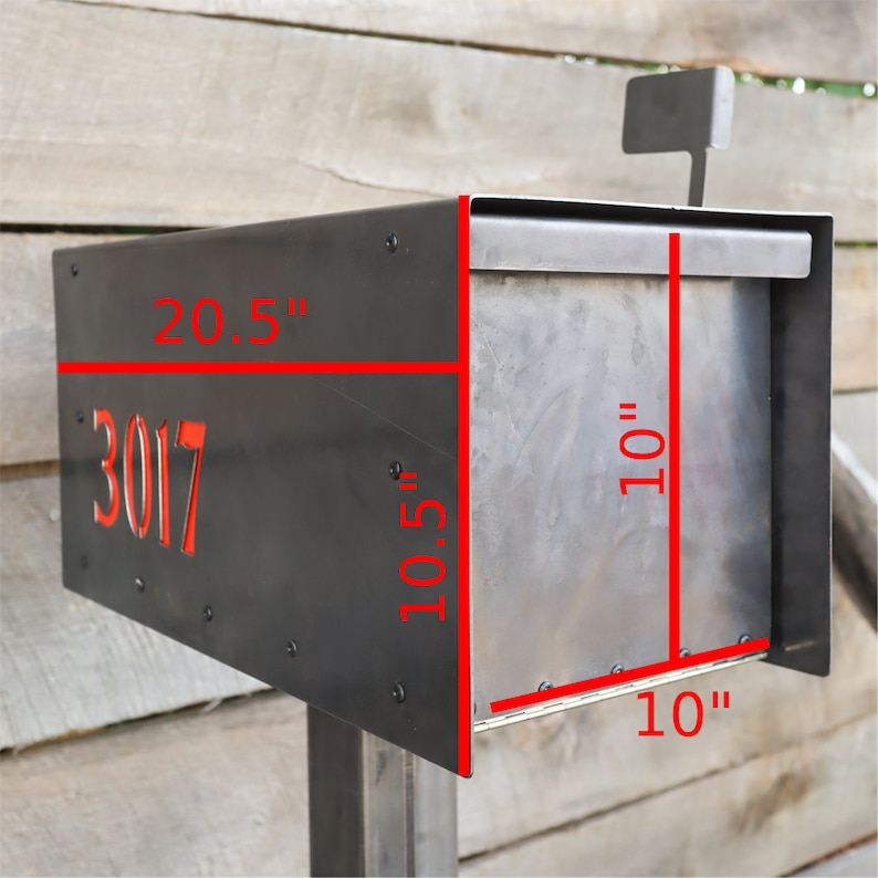 Op de afbeelding: Zwarte metalen brievenbus met een zilveren metalen deur. De brievenbus is 52,1 cm breed, 26,7 cm hoog en 25,4 cm diep. De brievenbus heeft het huisnummer "3017" aan de voorkant.