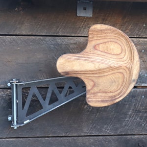 Metall Swing Away Barhocker mit Holzsitz - runder Sitz oder Traktorsitz - 50 cm Schwinge - Zig Zag Design - Minimalist
