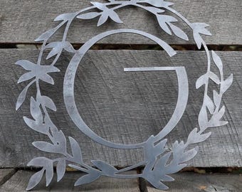Corona de metal con monograma personalizado: colgador de puerta personalizado, arte de pared con iniciales