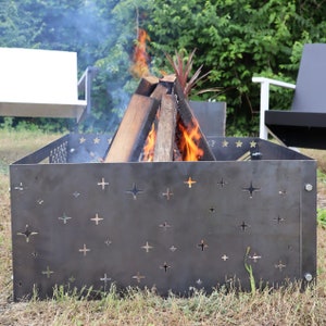 Twinkling Stars Steel Fire Pit - Anillo de fuego de metal al aire libre del patio trasero - Decoración del patio de la noche estrellada - Rustic Stars Fire Place - Envío Gratis